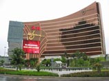 Китайская бизнес-леди, проигравшая огромную сумму в азартные игры и пригрозившая в связи с этим подать в суд на казино, на следующий же день сорвала джекпот в игровых автоматах. В понедельник казино Wynn Macau выплатило женщине 640 тыс. долларов США