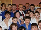 Владимир Путин и юные армейские дзюдоисты, апрель 2005 года