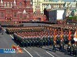 "По результатам проведенного нами опроса, более 70% россиян поддерживает возобновление военных парадов, приуроченных к годовщине Победы в Великой Отечественной войне", - заявила Каменчук журналистам в Москве