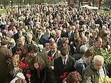 В столице Латвии в субботу, 9 мая к полудню тысячи людей пришли к памятнику Победы, чтобы возложить цветы и принять участие в праздничных мероприятиях