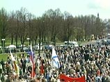 В Риге задержаны националисты, пытавшиеся возложить к посольству РФ венок из колючей проволоки В Риге задержаны националисты, пытавшиеся возложить к посольству РФ венок из колючей проволоки