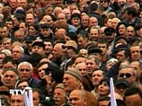 В Тбилиси в эти часы до 10 тыс. человек требуют отставки президента Михаила Саакашвили на площади перед зданием парламента Грузии, где ровно месяц назад, 9 апреля начались акции протеста