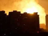 Мощный взрыв прогремел на западе Москвы, возник крупный пожар, на место происшествия выехали оперативные службы