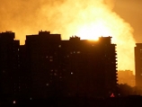 От взрыва газа на западе Москвы загорелось трехэтажное здание. Огонь угрожает автозаправке От взрыва газа на западе Москвы загорелось трехэтажное здание. Огонь угрожает автозаправке