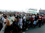 Манифестанты прошли вдоль океанской набережной в туристическом районе Ипанема в южном округе Рио