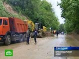 В Сочи оползень перекрыл федеральную трассу. Идут восстановительные работы В Сочи оползень перекрыл федеральную трассу. Идут восстановительные работы
