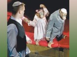 Сцену "еврейской свадьбы", представленной орангутанами, раввин Зиновий Коган назвал глумлением и издевательством над исполнением одной из важнейших Божиих заповедей, каковой является таинство брака