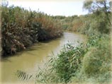Библейская река, в которой принимал крещение Иисус Христос настолько загрязнена, что купание в ее коричневатых водах теперь запрещено