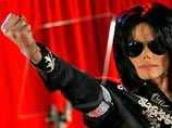 Майкл Джексон по четыре дня в неделю репетирует в здании рядом с аэропортом Бербанка близ Лос-Анджелеса. Там король поп-музыки проводит по шесть часов на сцене в обществе десяти танцоров и самого известного в мире хореографа, Кенни Ортеги