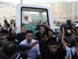 Папа призвал молодых палестинцев "противостоять соблазну обращения к насилию и терроризму" Папа призвал молодых палестинцев "противостоять соблазну обращения к насилию и терроризму"