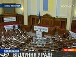 Украинская Рада возобновила работу, но лозунг "Юра, похмелись!" оппозиционеры не убрали
