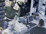 Британский сварщик довел грабителя мини-маркета до слез Британский сварщик довел грабителя мини-маркета до слез