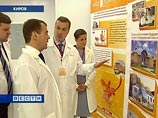 Медведев посетил лабораторный комплекс ФГУ "Росплазма". Он ознакомился с производством препаратов плазмы крови и пообещал поддержку государства в этой сфере. "Мы не собираемся сворачивать инвестиции, потому что понимаем, что это вопрос жизни и смерти", - 