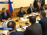 Посетив фанерный завод и расписав "Барыню" в Кирове, Медведев раскритиковал чиновников за "чудовищную медлительность" Посетив фанерный завод и расписав "Барыню" в Кирове, Медведев раскритиковал чиновников за "чудовищную медлительность"
