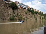 Часть тбилисского ресторана унесло течением Куры Часть тбилисского ресторана унесло течением Куры