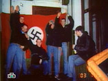 На скамье подсудимых 14 молодых людей - это выходцы из нацистских группировок "Шульц88" и Mad Crowd