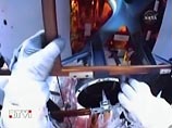 Майк Массимино и Майкл Гуд в пятницу установили на космический телескоп Hubble шесть новых гироскопов, а также заменили три комплекта батарей Майк Массимино и Майкл Гуд в пятницу установили на космический телескоп Hubble шесть новых гироскопов, а также заменили три комплекта батарей