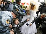 В Москве задержаны 25 участников гей-парада, в том числе организатор В Москве задержаны 25 участников гей-парада, в том числе организатор