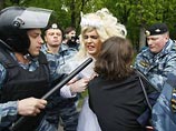 В Москве задержаны 25 участников гей-парада, в том числе организатор В Москве задержаны 25 участников гей-парада, в том числе организатор