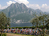 Во время восьмого этапа "Джиро д'Италия" гонщик рухнул в ущелье 