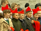 Отряды школьников, выстроившиеся на Красной площади, хором повторили пионерскую клятву