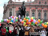 Около сотни активистов отметили Международный день борьбы с гомофобией, пройдя с шариками по Невскому проспекту в Санкт-Петербурге