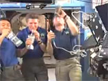 Космонавты, сказав "будем здоровы!", чокнулись друг с другом и с диспетчерами NASA, которые на Земле также попробовали полученную описанным способом воду