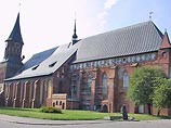 Кафедральный собор был заложен в 1333 году в стиле северо-германской готики. В 1588 году с внешней стороны северного нефа собора был возведен "профессорский склеп", в котором в 1804 году был захоронен выдающийся философ Иммануил Кант Кафедральный собор был заложен в 1333 году в стиле северо-германской готики. В 1588 году с внешней стороны северного нефа собора был возведен "профессорский склеп", в котором в 1804 году был захоронен выдающийся философ Иммануил Кант