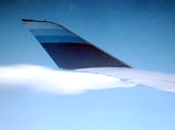 о время взлета и позднее на высоте более 30 тысяч футов (примерно 9 тысяч метров) он заметил белый "дым", струившийся из-под крыла лайнера