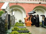 Освящение надгробий А.И. Деникина, И.А. Ильина и И.С. Шмелева на кладбище Донского монастыря Освящение надгробий А.И. Деникина, И.А. Ильина и И.С. Шмелева на кладбище Донского монастыря