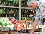 Так, за прошедший месяц наибольший прирост цен в РФ отмечался на овощи, которые подорожали на 2,4% (в странах Европейского Союза цены на них снизились на 0,1%)
