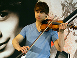 Менеджеры триумфатора "Евровидения" Александра Рыбака опровергают сообщения о пропаже скрипки, на который артист играл во время конкурса