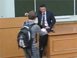 Пластиковая копия мозга, используемая в качестве учебного пособия, была преподнесена Якеменко накануне во время его встречи со студентами МГУ