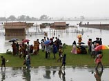 В Индии и Бангладеш подсчитывают число погибших в результате тропического циклона "Айла", который в понедельник пронесся над этими странами