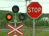 Грузовик нарушил железнодорожное сообщение Эстонии с Россией, сдвинув опору моста