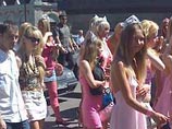 Около тысячи человек участвуют в параде блондинок, проходящем в воскресенье в Риге под лозунгом "сделаем мир светлее"