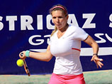 Болельщики умоляют румынскую теннисистку не расставаться с грудью, мешающей ей играть