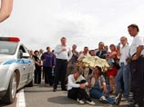 В митинге участвовало около 300 жителей Пикалево, в том числе женщины и дети В митинге участвовало около 300 жителей Пикалево, в том числе женщины и дети