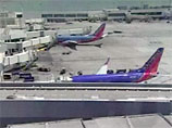 В американском штате Калифорния самолет авиакомпании Southwest Airlines благополучно приземлился в международном аэропорту Окленда после того, как в него ударила молния