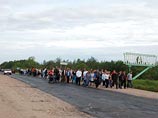 Жителей Пикалево отгородили ОМОНом от высокопоставленных чиновников Жителей Пикалево отгородили ОМОНом от высокопоставленных чиновников
