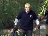 Мэр Лондона Борис Джонсон по грудь провалился в реку, открывая кампанию по призыву добровольцев на очистку столичных вод от мусора и растений-паразитов