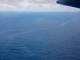 Вертолет военно-морских сил Бразилии поднял на борт корабля деревянный обломок размером около квадратного метра. Предполагалось, что это фрагмент из багажного отделения лайнера, пропавшего в ночь на понедельник