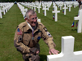 Многие из тех, кто погиб в Нормандии 6 июня 1944 года, захоронены на кладбище, расположенном неподалеку от Омаха-бич, места высадки войск союзников