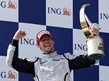 Лидер чемпионата мира по автогонкам в классе машин "Формула-1" британец Дженсон Баттон из команды "Браун" выиграл в воскресенье Гран-при Турции, одержав шестую победу в семи гонках текущего сезона и четвертую подряд