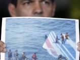На фотографии ВМС Бразилии видно, как спасатели пытаются поднять из воды большой фрагмент лайнера с расцветкой Air France. Некоторые эксперты уже заметили, что речь идет о вертикальном стабилизаторе А-330