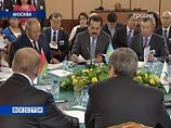 О рубле власти России позаботятся и не допустят его резкого колебания, заявил Путин. "Россия намерена и впредь проводит ответственную валютную политику, не допускать резких колебаний национальной валюты", - сказал он О рубле власти России позаботятся и не допустят его резкого колебания, заявил Путин. "Россия намерена и впредь проводит ответственную валютную политику, не допускать резких колебаний национальной валюты", - сказал он