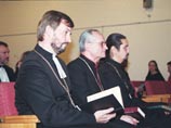 Архиепископ Янис Ванагс (слева) и кардинал Янис Пуятс (в центре)считают, что причина кризиса &#8211; в нехватке солидарности