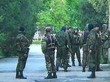На помощь блокированным в здании РОВД милиционерам прибыли их товарищи, находившиеся в это время дома. Также, по словам источника в РОВД, к зданию были направлены дополнительные силы ОМОНа На помощь блокированным в здании РОВД милиционерам прибыли их товарищи, находившиеся в это время дома. Также, по словам источника в РОВД, к зданию были направлены дополнительные силы ОМОНа