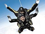 Джордж Буш-старший прыжком с парашютом отметил свое 85-летие