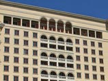 Реконструкцию "Москвы" с 2003 года осуществляет ОАО "Декмос", в котором на момент создания 49% принадлежало Департаменту имущества города Москвы, а 51% - ЗАО "Декорум" Реконструкцию "Москвы" с 2003 года осуществляет ОАО "Декмос", в котором на момент создания 49% принадлежало Департаменту имущества города Москвы, а 51% - ЗАО "Декорум"